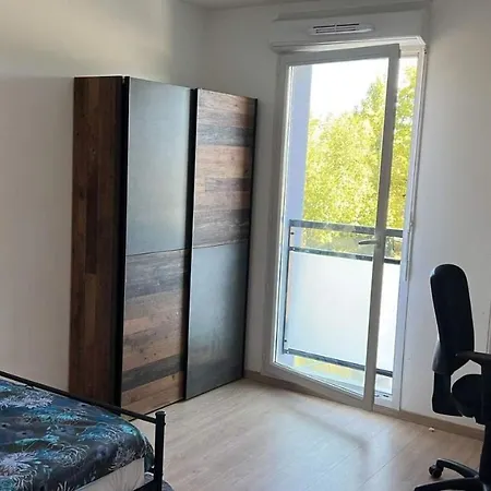 Private Room, Shared Bathroom In A Three Bedroom *