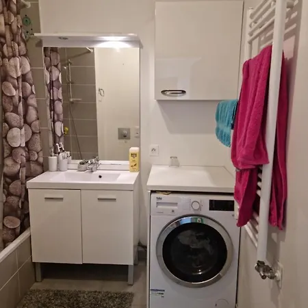 Private Room, Shared Bathroom In A Three Bedroom