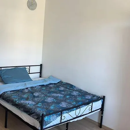 Apartmán Private Room, Shared Bathroom In A Three Bedroom *