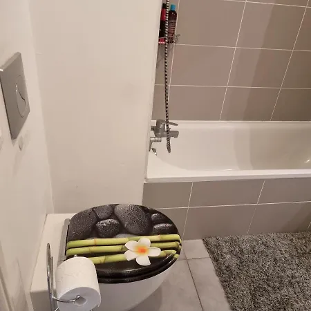 Private Room, Shared Bathroom In A Three Bedroom